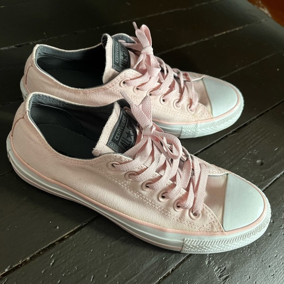 pink converse - Picture 2 of 6